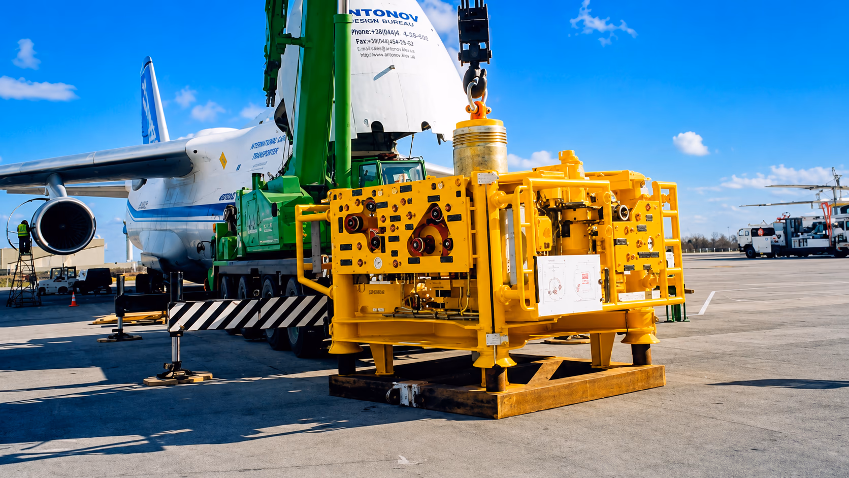 AN124 air charter project cargo loading